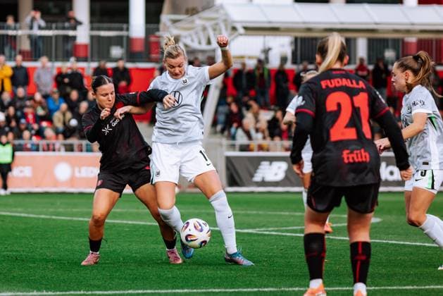 19 10 25, Women, Soccer, Google Pixel Womens Bundesliga, Season 2025 2026, Bayer 04 Leverkusen VfL Wolfsburg, Matchday 7 Estrella Merino Gonzales 10 Bayer 04 Leverkusen in duel with Alexandra Popp 11 VfL Wolfsburg Leverkusen Ulrich Haberland Stadion NRW Germany