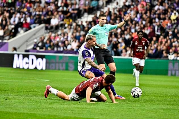 FOOTBALL : Toulouse vs Metz - 8eme Journee de Ligue 1 McDonald S - Toulouse - 19 10 2025 Aron Donnum (tfc) vs Giogi Abuashvili (fcm) Toulouse  Copyright: xThierryxBretonx