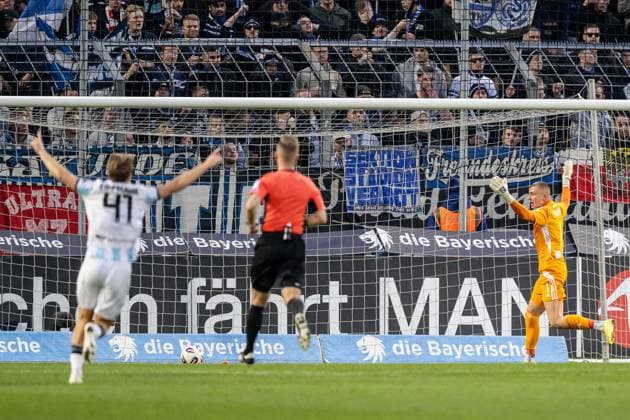 Clemens Lippmann TSV 1860 Muenchen, 41 cheers, Maximilian Braune goalkeeper, MSV Duisburg, 01 just had to accept the goal for 2 1 by Sigurd Haugen TSV 1860 Muenchen, 22 not in picture GER, TSV 1860 Muenchen vs MSV Duisburg, Football, 3 Bundesliga, 11 Matchday, Season 2025 2026, 19 10 2025 DFL DFB REGULATIONS PROHIBIT ANY USE OF PHOTOGRAPHS as IMAGE SEQUENCES and or QUASI VIDEO GER, TSV 1860 Muenchen vs MSV Duisburg, Football, 3 Bundesliga, 11 Matchday, Season 2025 2026, 19 10 2025 Muenchen Copyright: xEibner-Pressefoto HeikexFeinerx EP_HFR