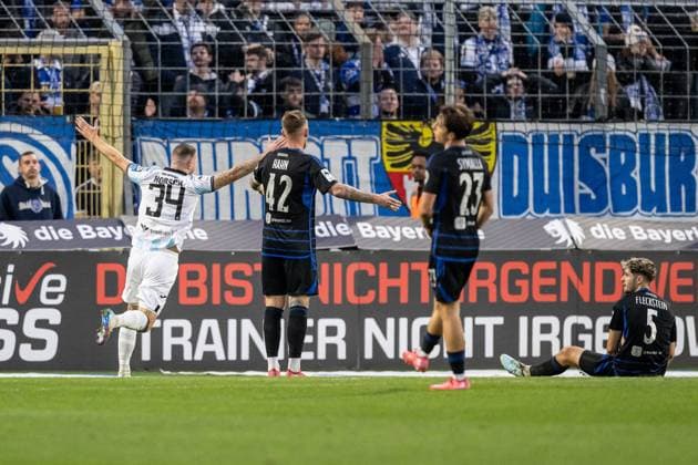 Patrick Hobsch TSV 1860 Muenchen, 34 cheers, the Duisburg players are served Sigurd Haugen TSV 1860 Muenchen, 22 not in picture has just scored the goal to make it 2 1 GER, TSV 1860 Muenchen vs MSV Duisburg, Soccer, 3 Bundesliga, Matchday 11, Season 2025 2026, 19 10 2025 DFL DFB REGULATIONS PROHIBIT ANY USE OF PHOTOGRAPHS as IMAGE SEQUENCES and or QUASI VIDEO GER, TSV 1860 Muenchen vs MSV Duisburg, Football, 3 Bundesliga, Matchday 11, Season 2025 2026, 19 10 2025 Muenchen Copyright: xEibner-Pressefoto HeikexFeinerx EP_HFR