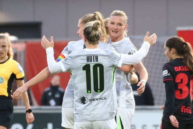 19 10 2025, xgrfx, Soccer Google Pixel Women Bundesliga, Bayer Leverkusen VfL Wolfsburg v l Goal, Alexandra Popp VfL Wolfsburg DFL DFB REGULATIONS PROHIBIT ANY USE OF PHOTOGRAPHS as IMAGE SEQUENCES and or QUASI VIDEO Ulrich Haberland Stadion
