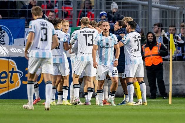 Munich celebrate with Sigurd Haugen TSV 1860 Muenchen, 22 his goal for 2 1 GER, TSV 1860 Muenchen vs MSV Duisburg, Football, 3 Bundesliga, Matchday 11, Season 2025 2026, 19 10 2025 DFL DFB REGULATIONS PROHIBIT ANY USE OF PHOTOGRAPHS as IMAGE SEQUENCES and or QUASI VIDEO GER, TSV 1860 Muenchen vs MSV Duisburg, Football, 3 Bundesliga, Matchday 11, Season 2025 2026, 19 10 2025 Muenchen Copyright: xEibner-Pressefoto HeikexFeinerx EP_HFR