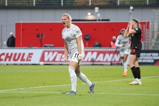 19 10 2025, xgrfx, Soccer Google Pixel Women Bundesliga, Bayer Leverkusen VfL Wolfsburg v l Goal, Alexandra Popp VfL Wolfsburg DFL DFB REGULATIONS PROHIBIT ANY USE OF PHOTOGRAPHS as IMAGE SEQUENCES and or QUASI VIDEO Ulrich Haberland Stadion