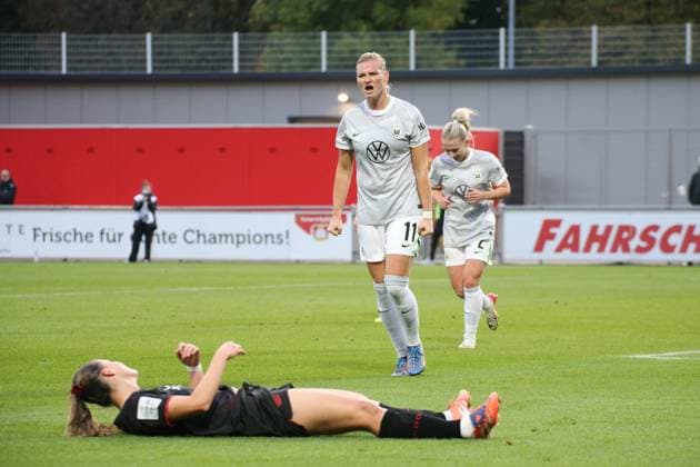 19 10 2025, xgrfx, Soccer Google Pixel Women Bundesliga, Bayer Leverkusen VfL Wolfsburg v l Goal, Alexandra Popp VfL Wolfsburg DFL DFB REGULATIONS PROHIBIT ANY USE OF PHOTOGRAPHS as IMAGE SEQUENCES and or QUASI VIDEO Ulrich Haberland Stadion