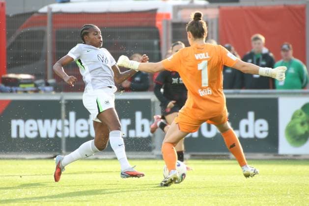 19 10 2025, xgrfx, Soccer Google Pixel Women Bundesliga, Bayer Leverkusen VfL Wolfsburg v l Red Card, Charlotte Voll Bayer Leverkusen DFL DFB REGULATIONS PROHIBIT ANY USE OF PHOTOGRAPHS as IMAGE SEQUENCES and or QUASI VIDEO Ulrich Haberland Stadion