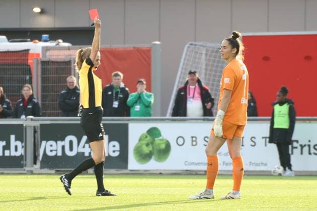 19 10 2025, xgrfx, Soccer Google Pixel Women Bundesliga, Bayer Leverkusen VfL Wolfsburg v l Red Card, Charlotte Voll Bayer Leverkusen DFL DFB REGULATIONS PROHIBIT ANY USE OF PHOTOGRAPHS as IMAGE SEQUENCES and or QUASI VIDEO Ulrich Haberland Stadion