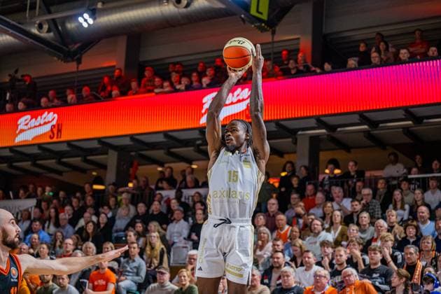 1 Basketball Bundesliga, easyCredit BBL, Season 2025 2026, Men, Cup Round of 16, 19 10 2025, RASTA Vechta NINERS Chemnitz Ty Brewer 15 NINERS Chemnitz at Jumpshot Vechta RASTA Dome Lower Saxony Germany