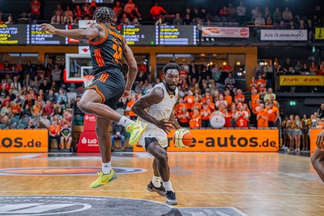 1 Basketball Bundesliga, easyCredit BBL, Season 2025 2026, Men, Cup round of 16, 19 10 2025, RASTA Vechta NINERS Chemnitz Amadou Sow 12 NINERS Chemnitz in action Vechta RASTA Dome Lower Saxony Germany