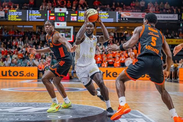 1 Basketball Bundesliga, easyCredit BBL, Season 2025 2026, Men, Cup round of 16, 19 10 2025, RASTA Vechta NINERS Chemnitz Amadou Sow 12 NINERS Chemnitz in action Vechta RASTA Dome Lower Saxony Germany