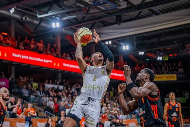 1 Basketball Bundesliga, easyCredit BBL, Season 2025 2026, Men, Cup Round of 16, 19 10 2025, RASTA Vechta NINERS Chemnitz Nike Sibande 2 NINERS Chemnitz at Korbleger Vechta RASTA Dome Niedersachsen Germany