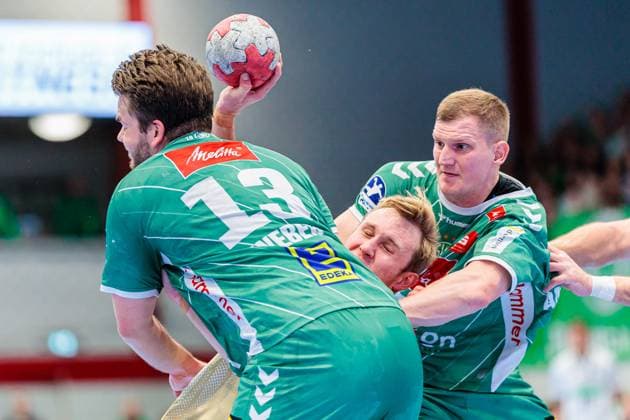 v l Ian Weber GWD Minden, 13 , Marian Michalczik TSV Hannover Burgdorf, 22 , Karolis Antanavicius GWD Minden, 08 GER, GWD Minden vs TSV Hannover Burgdorf, Handball, 1 Bundesliga, Matchday 9, Season 2025 2026, 19 10 2025 GER, GWD Minden vs TSV Hannover Burgdorf, Handball, 1 Bundesliga, Matchday 9, Season 2025 2026, 19 10 2025 Luebbecke Copyright: xEibner-Pressefoto JanxRollingerx EP_JSK