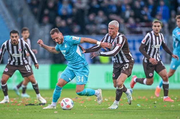 Soccer 1 Bundesliga FC St Pauli TSG Hoffenheim on 19 10 2025 at the Millerntor Stadium in Hamburg David Mokwa Hoffenheim in a duel against Louis Oppie St Pauli MT