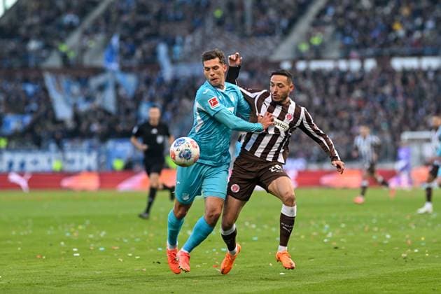 Soccer 1 Bundesliga FC St Pauli TSG Hoffenheim on 19 10 2025 at Millerntor Stadion in Hamburg Mathias Pereira Lage St Pauli in a duel against Robin Hranac Hoffenheim MT