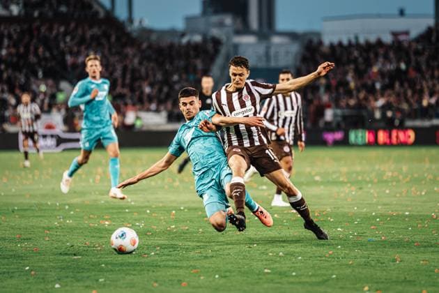 Soccer Men Season 2025 2026 Soccer Bundesliga 07 Matchday FC St Pauli vs TSG Hoffenheim 19 10 2025 v l Albian Hajdari 21, TSG Hoffenheim vs Martijn Kaars 19, FC St Pauli Hamburg Millerntor Stadion Hamburg Germany