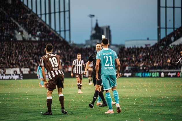 Soccer Men Season 2025 2026 Soccer Bundesliga 07 Matchday FC St Pauli vs TSG Hoffenheim 19 10 2025 Albian Hajdari 21, TSG Hoffenheim sees yellow card from referee Sven Jablonski Hamburg Millerntor Stadion Hamburg Germany