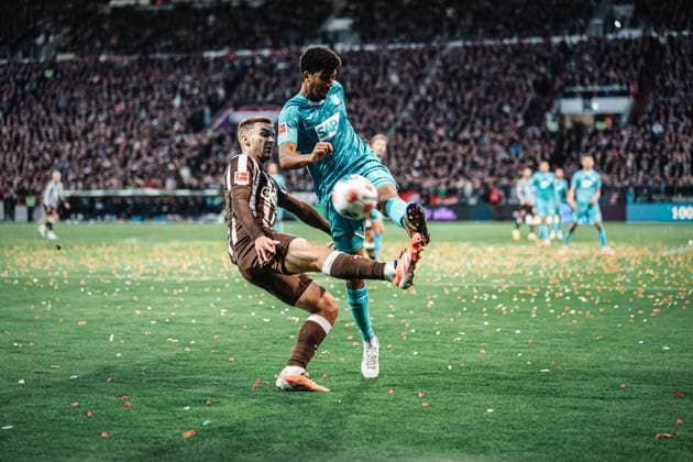 Soccer Men Season 2025 2026 Soccer Bundesliga 07 Matchday FC St Pauli vs TSG Hoffenheim 19 10 2025 right Bernardo 13, TSG Hoffenheim clears the ball in front left James Sands 6, FC St Pauli Hamburg Millerntor Stadion Hamburg Germany