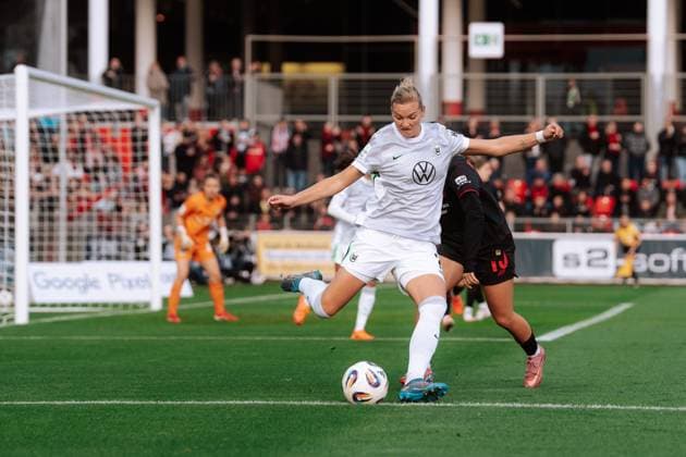19 10 25, Women, Soccer, Google Pixel Women Bundesliga, Season 2025 2026, Bayer 04 Leverkusen VfL Wolfsburg, 7 Matchday Alexandra Popp 11 VfL Wolfsburg Shot Leverkusen Ulrich Haberland Stadion NRW Germany