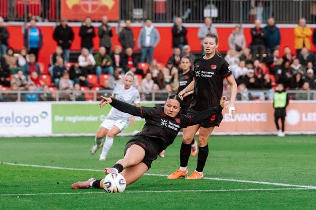 19 10 25, Women, Football, Google Pixel Womens Bundesliga, Season 2025 2026, Bayer 04 Leverkusen VfL Wolfsburg, Matchday 7 Estrella Merino 10 Bayer 04 Leverkusen Grätsche Leverkusen Ulrich Haberland Stadion NRW Germany