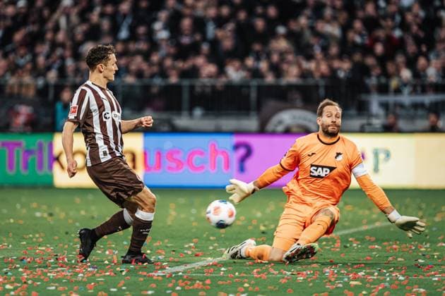 Soccer Men Season 2025 2026 Soccer Bundesliga 07 Matchday FC St Pauli vs TSG Hoffenheim 19 10 2025 v l Martijn Kaars 19, FC St Pauli fails to Oliver Baumann 1, TSG Hoffenheim Hamburg Millerntor Stadion Hamburg Germany
