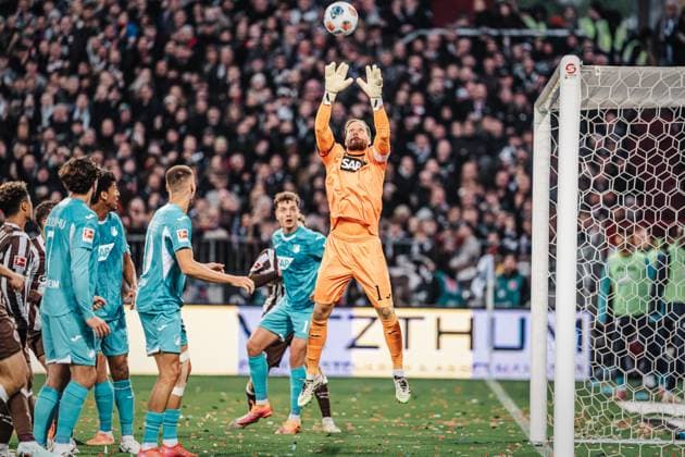 Soccer Men Season 2025 2026 Soccer Bundesliga 07 Matchday FC St Pauli vs TSG Hoffenheim 19 10 2025 Oliver Baumann 1, TSG Hoffenheim holds a corner kick Hamburg Millerntor Stadion Hamburg Germany