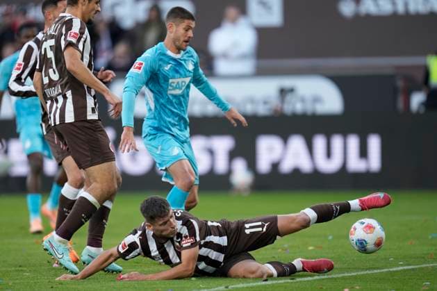 Arkadiusz Pyrka (FC St. Pauli) in Aktion, am Ball, Einzelaktion waehrend des spiels der Bundesliga zwischen FC St. Pauli und TSG Hoffenheim, Millerntor-Stadion am 19. October 2025 in Hamburg, Deutschland. (Foto von Alex Gottschalk DeFodi Images) +++ Arkadiusz Pyrka (FC St. Pauli) controls the ball during the Bundesliga match between FC St. Pauli and TSG Hoffenheim at Millerntor-Stadion on October 19, 2025 in Hamburg, Germany. (Photo by Alex Gottschalk DeFodi Images) DFL regulations prohibit any use of photographs as image sequences and or quasi-video. (Photo by Alex Gottschalk DeFodi Images) DFL regulations prohibit any use of photographs as image sequences and or quasi-video. Arkadiusz Pyrka FC St Pauli in action, on the ball, single action during the Bundesliga match between FC St Pauli and TSG Hoffenheim, Millerntor Stadion on October 19, 2025 in Hamburg, Germany Photo by Alex Gottschalk DeFodi Images Arkadiusz Pyrka FC St Pauli controls the ball during the Bundesliga match between FC St Pauli and TSG Hoffenheim at Millerntor Stadion on October 19, 2025 in Hamburg, Germany Photo by Alex Gottschalk DeFodi Images DFL regulations prohibit any use of photographs as image sequences and or quasi video Photo by Alex Gottschalk DeFodi Images DFL regulations prohibit any use of photographs as image sequences and or quasi video