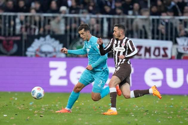 Robin Hranac (TSG 1899 Hoffenheim) und Mathias Pereira Lage (FC St. Pauli) im Zweikampf waehrend des spiels der Bundesliga zwischen FC St. Pauli und TSG Hoffenheim, Millerntor-Stadion am 19. October 2025 in Hamburg, Deutschland. (Foto von Alex Gottschalk DeFodi Images) +++ Robin Hranac (TSG 1899 Hoffenheim) und Mathias Pereira Lage (FC St. Pauli) battle for the ball during the Bundesliga match between FC St. Pauli and TSG Hoffenheim at Millerntor-Stadion on October 19, 2025 in Hamburg, Germany. (Photo by Alex Gottschalk DeFodi Images) DFL regulations prohibit any use of photographs as image sequences and or quasi-video. (Photo by Alex Gottschalk DeFodi Images) DFL regulations prohibit any use of photographs as image sequences and or quasi-video. Robin Hranac TSG 1899 Hoffenheim und Mathias Pereira Lage FC St Pauli im Zweikampf waehrend des spiels der Bundesliga zwischen FC St Pauli und TSG Hoffenheim, Millerntor Stadion am 19 October 2025 in Hamburg, Germany Photo by Alex Gottschalk DeFodi Images Robin Hranac TSG 1899 Hoffenheim und Mathias Pereira Lage FC St Pauli battle for the ball during the Bundesliga match between FC St Pauli and TSG Hoffenheim at Millerntor Stadion on October 19, 2025 in Hamburg, Germany Photo by Alex Gottschalk DeFodi Images DFL regulations prohibit any use of photographs as image sequences and or quasi video Photo by Alex Gottschalk DeFodi Images DFL regulations prohibit any use of photographs as image sequences and or quasi video