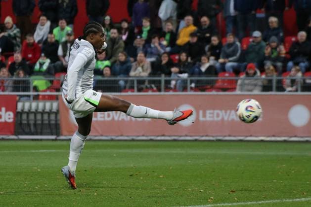 19 10 2025, xgrfx, Soccer Google Pixel Women Bundesliga, Bayer Leverkusen VfL Wolfsburg v l Tor, Lineth Beerensteyn VfL Wolfsburg DFL DFB REGULATIONS PROHIBIT ANY USE OF PHOTOGRAPHS as IMAGE SEQUENCES and or QUASI VIDEO Ulrich Haberland Stadion