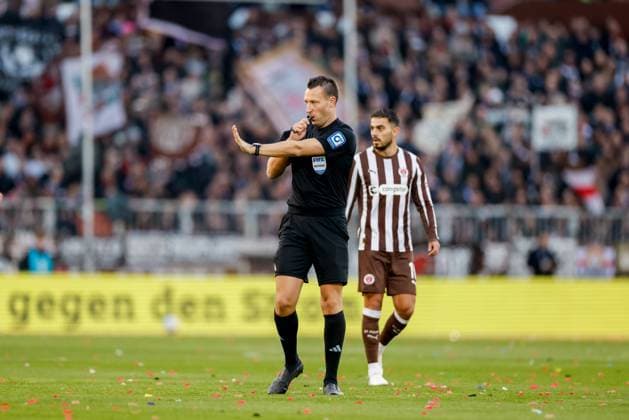 Hamburg, October 19, 2025 Soccer, 1 Bundesliga 2025 26, FC St Pauli TSG 1899 Hoffenheim Referee Sven Jablonski DFL REGULATIONS PROHIBIT ANY USE OF PHOTOGRAPHS AS IMAGE SEQUENCES AND OR QUASI VIDEO