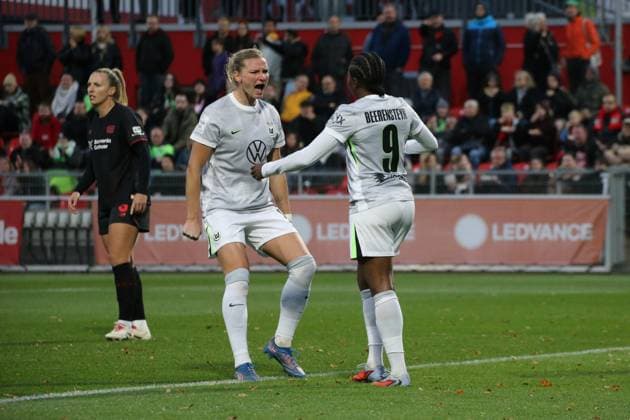 19 10 2025, xgrfx, Soccer Google Pixel Women Bundesliga, Bayer Leverkusen VfL Wolfsburg v l Tor, Lineth Beerensteyn VfL Wolfsburg DFL DFB REGULATIONS PROHIBIT ANY USE OF PHOTOGRAPHS as IMAGE SEQUENCES and or QUASI VIDEO Ulrich Haberland Stadion