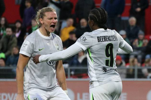 19 10 2025, xgrfx, Soccer Google Pixel Women Bundesliga, Bayer Leverkusen VfL Wolfsburg v l Tor, Lineth Beerensteyn VfL Wolfsburg DFL DFB REGULATIONS PROHIBIT ANY USE OF PHOTOGRAPHS as IMAGE SEQUENCES and or QUASI VIDEO Ulrich Haberland Stadion