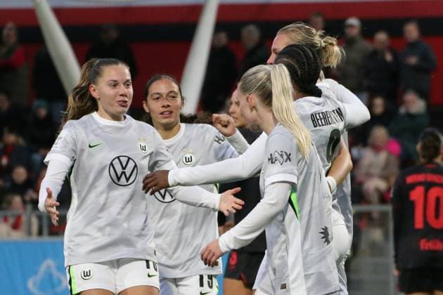19 10 2025, xgrfx, Soccer Google Pixel Women Bundesliga, Bayer Leverkusen VfL Wolfsburg v l Tor, Lineth Beerensteyn VfL Wolfsburg DFL DFB REGULATIONS PROHIBIT ANY USE OF PHOTOGRAPHS as IMAGE SEQUENCES and or QUASI VIDEO Ulrich Haberland Stadion