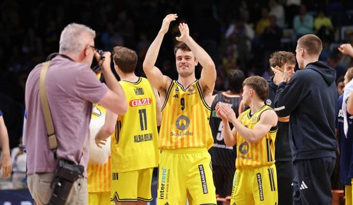 Jonas Mattisseck, Alba team cheers after the end of the game Sport Basketball BBL Cup Mens Round of 16 Season 2025 2026 19 10 2025 ALBA Berlin vs ratiopharm Ulm