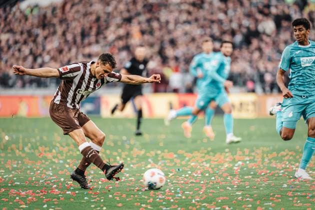 Soccer Men Season 2025 2026 Soccer Bundesliga 07 Matchday FC St Pauli vs TSG Hoffenheim 19 10 2025 Martijn Kaars 19, FC St Pauli shooting on goal Hamburg Millerntor Stadion Hamburg Germany