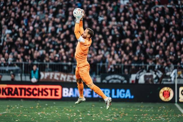 Soccer Men Season 2025 2026 Soccer Bundesliga 07 Matchday FC St Pauli vs TSG Hoffenheim 19 10 2025 Oliver Baumann 1, TSG Hoffenheim holds the ball Hamburg Millerntor Stadion Hamburg Germany