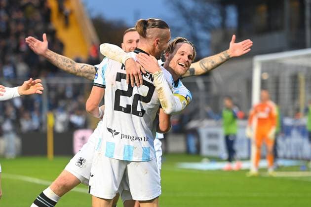 Goal celebration Sigurd HAUGEN TSV 1860 Muenchen after goal to 2 1 with Thore JAOCBSEN TSV 1860 Muenchen , cheering,joy,enthusiasm,action Football 3 Liga,11 Matchday, Season 2025 26 TSV 1860 Muenchen MSV Duisburg 3 1, on 19 10 2025 GRUENWALDER STADION