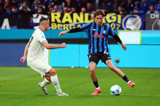 October 19, 2025, Bergamo, Lombardia: Lazio™s Adam Marusic and Atalanta s Lorenzo Bernasconi during the Italian Serie A soccer match Atalanta BC vs SS Lazio at the New Balance Arena in Bergamo, Italy, 19 october 2025..ANSA MICHELE MARAVIGLIA. Soccer: Serie A; Atalanta-Lazio  - ZUMAa110 20251019_zaf_a110_045 Copyright: xMichelexMaravigliax