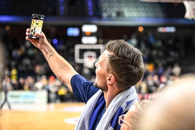 19 10 2025, xlakx, Basketball easyCredit BBL Pokal Round of 16, Alba Berlin Ratiopharm Ulm v l Martin Hermannsson Alba Berlin cheering about the victory, cheering after the end of the game takes a selfie with the cell phone Berlin Daniel Lakomski