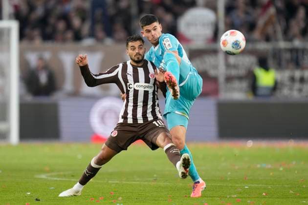 Danel Sinani (FC St. Pauli) und Albian Hajdari (TSG 1899 Hoffenheim) im Zweikampf waehrend des spiels der Bundesliga zwischen FC St. Pauli und TSG Hoffenheim, Millerntor-Stadion am 19. October 2025 in Hamburg, Deutschland. (Foto von Alex Gottschalk DeFodi Images) +++ Danel Sinani (FC St. Pauli) und Albian Hajdari (TSG 1899 Hoffenheim) battle for the ball during the Bundesliga match between FC St. Pauli and TSG Hoffenheim at Millerntor-Stadion on October 19, 2025 in Hamburg, Germany. (Photo by Alex Gottschalk DeFodi Images) DFL regulations prohibit any use of photographs as image sequences and or quasi-video. (Photo by Alex Gottschalk DeFodi Images) DFL regulations prohibit any use of photographs as image sequences and or quasi-video. Danel Sinani FC St Pauli und Albian Hajdari TSG 1899 Hoffenheim im Zweikampf waehrend des spiels der Bundesliga zwischen FC St Pauli und TSG Hoffenheim, Millerntor Stadion am 19 October 2025 in Hamburg, Germany Photo by Alex Gottschalk DeFodi Images Danel Sinani FC St Pauli und Albian Hajdari TSG 1899 Hoffenheim battle for the ball during the Bundesliga match between FC St Pauli and TSG Hoffenheim at Millerntor Stadion on October 19, 2025 in Hamburg, Germany Photo by Alex Gottschalk DeFodi Images DFL regulations prohibit any use of photographs as image sequences and or quasi video Photo by Alex Gottschalk DeFodi Images DFL regulations prohibit any use of photographs as image sequences and or quasi video