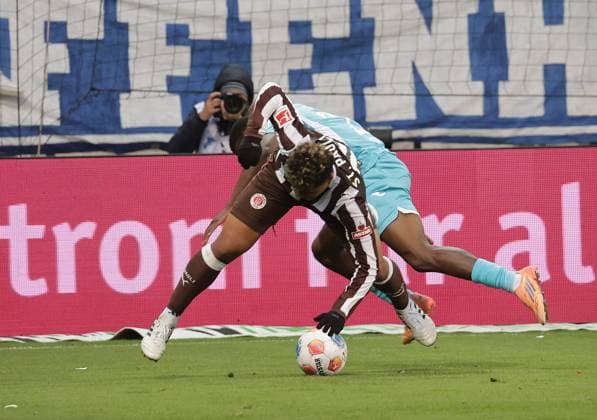 Joel Chima Fujita FC St Pauli , Toure Bazoumana TSG Hoffenheim Football, 1 BL, Season 2025 2026, Men, FC St Pauli vs TSG 1899 Hoffenheim DFL REGULATIONS PROHIBIT ANY USE OF PHOTOGRAPHS AS IMAGE SEQUENCES AND OR QUASI VIDEO