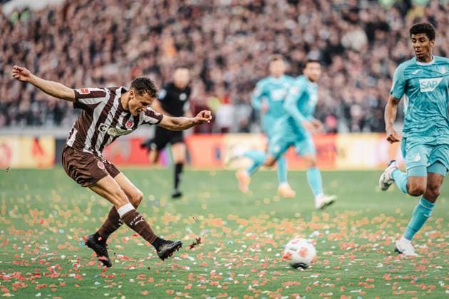 Soccer Men Season 2025 2026 Soccer Bundesliga 07 Matchday FC St Pauli vs TSG Hoffenheim 19 10 2025 Martijn Kaars 19, FC St Pauli shooting on goal Hamburg Millerntor Stadion Hamburg Germany