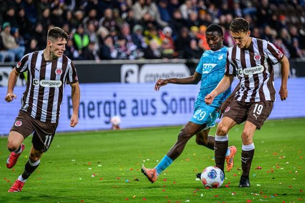 Soccer I Men I Season 2025 2026 I Bundesliga I 7 Matchday I FC St Pauli TSG 1899 Hoffenheim I 19 10 2025 Arkadiusz Pyrka 11, FC St Pauli , Bazoumana Toure 29, TSG 1899 Hoffenheim , Martijn Kaars 19, FC St Pauli Hamburg Millerntor Stadion Hamburg Germany Copyright: xLobecax xHenningxRohlfsx