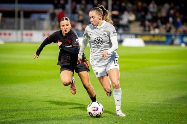 Womens Soccer Bundesliga Bayer 04 Leverkusen VfL Wolgsburg, 19 10 2025 Estrella Marino Gonzales Bayer 04 Leverkusen, 10 and Janou Levels VfL Wolfsburg, 15 in a duel Bayer 04 Leverkusen VfL Wolgsburg on matchday 7 of the Google Pixel Womens Bundesliga on 19 10 2025 at Ulrich Haberland Stadium in Leverkusen North Rhine-Westphalia DFL REGULATIONS PROHIBIT ANY USE OF PHOTOGRAPHS AS IMAGE SEQUENCES AND OR QUASI VIDEO Copyright: xBEAUTIFULxSPORTS AxelxKohringx