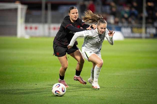 Womens Soccer Bundesliga Bayer 04 Leverkusen VfL Wolgsburg, 19 10 2025 Estrella Marino Gonzales Bayer 04 Leverkusen, 10 and Janou Levels VfL Wolfsburg, 15 in a duel Bayer 04 Leverkusen VfL Wolgsburg on matchday 7 of the Google Pixel Womens Bundesliga on 19 10 2025 at Ulrich Haberland Stadium in Leverkusen North Rhine-Westphalia DFL REGULATIONS PROHIBIT ANY USE OF PHOTOGRAPHS AS IMAGE SEQUENCES AND OR QUASI VIDEO Copyright: xBEAUTIFULxSPORTS AxelxKohringx