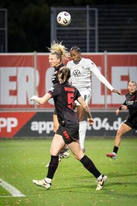 Womens Soccer Bundesliga Bayer 04 Leverkusen VfL Wolgsburg, 19 10 2025 Melissa Friedrich Bayer 04 Leverkusen, 3 and Lineth Beerensteyn VfL Wolfsburg, 9 during the header duel Bayer 04 Leverkusen VfL Wolgsburg on matchday 7 of the Google Pixel Womens Bundesliga on 19 10 2025 at Ulrich Haberland Stadium in Leverkusen North Rhine-Westphalia DFL REGULATIONS PROHIBIT ANY USE OF PHOTOGRAPHS AS IMAGE SEQUENCES AND OR QUASI VIDEO Copyright: xBEAUTIFULxSPORTS AxelxKohringx