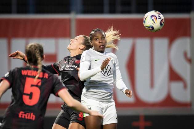 Womens Soccer Bundesliga Bayer 04 Leverkusen VfL Wolgsburg, 19 10 2025 Melissa Friedrich Bayer 04 Leverkusen, 3 and Lineth Beerensteyn VfL Wolfsburg, 9 during the header duel Bayer 04 Leverkusen VfL Wolgsburg on matchday 7 of the Google Pixel Womens Bundesliga on 19 10 2025 at Ulrich Haberland Stadium in Leverkusen North Rhine-Westphalia DFL REGULATIONS PROHIBIT ANY USE OF PHOTOGRAPHS AS IMAGE SEQUENCES AND OR QUASI VIDEO Copyright: xBEAUTIFULxSPORTS AxelxKohringx