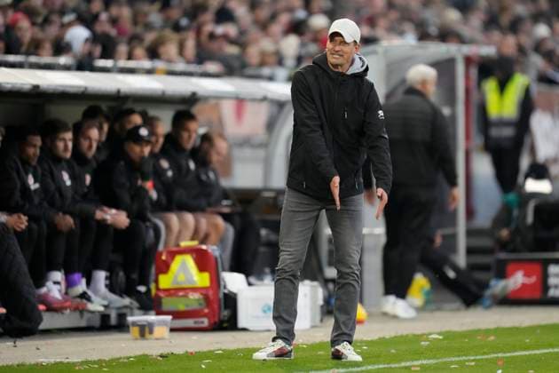 Trainer Alexander Blessin (FC St. Pauli) gestikuliert, Gestik waehrend des spiels der Bundesliga zwischen FC St. Pauli und TSG Hoffenheim, Millerntor-Stadion am 19. October 2025 in Hamburg, Deutschland. (Foto von Alex Gottschalk DeFodi Images) +++ Trainer Alexander Blessin (FC St. Pauli) gestures during the Bundesliga match between FC St. Pauli and TSG Hoffenheim at Millerntor-Stadion on October 19, 2025 in Hamburg, Germany. (Photo by Alex Gottschalk DeFodi Images) DFL regulations prohibit any use of photographs as image sequences and or quasi-video. (Photo by Alex Gottschalk DeFodi Images) DFL regulations prohibit any use of photographs as image sequences and or quasi-video. Trainer Alexander Blessin FC St Pauli gestures, gestures during the Bundesliga match between FC St Pauli and TSG Hoffenheim, Millerntor Stadion on October 19, 2025 in Hamburg, Germany Photo by Alex Gottschalk DeFodi Images Trainer Alexander Blessin FC St Pauli gestures during the Bundesliga match between FC St Pauli and TSG Hoffenheim at Millerntor Stadion on October 19, 2025 in Hamburg, Germany Photo by Alex Gottschalk DeFodi Images DFL regulations prohibit any use of photographs as image sequences and or quasi video Photo by Alex Gottschalk DeFodi Images DFL regulations prohibit any use of photographs as image sequences and or quasi video