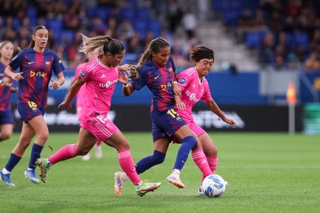 October 19, 2025, Sant Joan Despi, Barcelona, Spain: Victoria Lopez Serrano Felix of FC Barcelona, Barca and Miku Kojima of Granada CF compete for the ball during the Spanish Women league, Liga F, football match played between FC Barcelona and Granada CF at Johan Cruyff Stadium on October 19, 2025 in Sant Joan Despi, Barcelona. Sant Joan Despi Spain - ZUMAa181 20251019_zaa_a181_191 Copyright: xJavierxBorregox