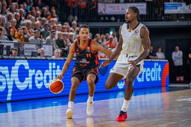 1 Basketball Bundesliga, easyCredit BBL, Season 2025 2026, Men, Cup Round of 16, 19 10 2025, RASTA Vechta NINERS Chemnitz Alonzo Verge 11 RASTA Vechta in action Vechta RASTA Dome Lower Saxony Germany