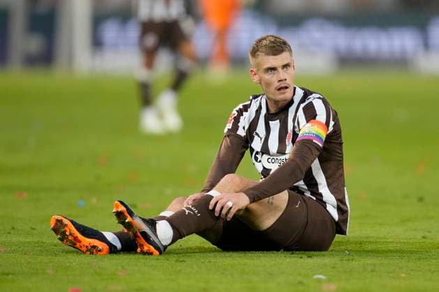 Eric Smith (FC St. Pauli) sitzt am Boden waehrend des spiels der Bundesliga zwischen FC St. Pauli und TSG Hoffenheim, Millerntor-Stadion am 19. October 2025 in Hamburg, Deutschland. (Foto von Alex Gottschalk DeFodi Images) +++ Eric Smith (FC St. Pauli) on the ground during the Bundesliga match between FC St. Pauli and TSG Hoffenheim at Millerntor-Stadion on October 19, 2025 in Hamburg, Germany. (Photo by Alex Gottschalk DeFodi Images) DFL regulations prohibit any use of photographs as image sequences and or quasi-video. (Photo by Alex Gottschalk DeFodi Images) DFL regulations prohibit any use of photographs as image sequences and or quasi-video. Eric Smith FC St Pauli sits on the ground during the Bundesliga match between FC St Pauli and TSG Hoffenheim, Millerntor Stadion on October 19, 2025 in Hamburg, Germany Photo by Alex Gottschalk DeFodi Images Eric Smith FC St Pauli on the ground during the Bundesliga match between FC St Pauli and TSG Hoffenheim at Millerntor Stadion on October 19, 2025 in Hamburg, Germany Photo by Alex Gottschalk DeFodi Images DFL regulations prohibit any use of photographs as image sequences and or quasi video Photo by Alex Gottschalk DeFodi Images DFL regulations prohibit any use of photographs as image sequences and or quasi video