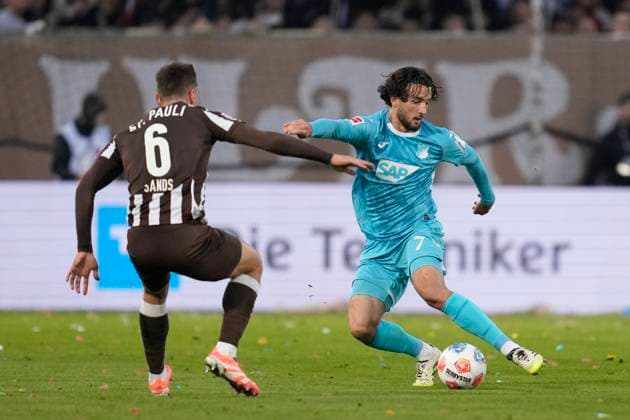 James Sands (FC St. Pauli) und Leon Avdullahu (TSG 1899 Hoffenheim) im Zweikampf waehrend des spiels der Bundesliga zwischen FC St. Pauli und TSG Hoffenheim, Millerntor-Stadion am 19. October 2025 in Hamburg, Deutschland. (Foto von Alex Gottschalk DeFodi Images) +++ James Sands (FC St. Pauli) und Leon Avdullahu (TSG 1899 Hoffenheim) battle for the ball during the Bundesliga match between FC St. Pauli and TSG Hoffenheim at Millerntor-Stadion on October 19, 2025 in Hamburg, Germany. (Photo by Alex Gottschalk DeFodi Images) DFL regulations prohibit any use of photographs as image sequences and or quasi-video. (Photo by Alex Gottschalk DeFodi Images) DFL regulations prohibit any use of photographs as image sequences and or quasi-video. James Sands FC St Pauli and Leon Avdullahu TSG 1899 Hoffenheim in a duel during the Bundesliga match between FC St Pauli and TSG Hoffenheim, Millerntor Stadion on October 19, 2025 in Hamburg, Germany Photo by Alex Gottschalk DeFodi Images James Sands FC St Pauli and Leon Avdullahu TSG 1899 Hoffenheim battle for the ball during the Bundesliga match between FC St Pauli and TSG Hoffenheim at Millerntor Stadion on October 19, 2025 in Hamburg, Germany Photo by Alex Gottschalk DeFodi Images DFL regulations prohibit any use of photographs as image sequences and or quasi video Photo by Alex Gottschalk DeFodi Images DFL regulations prohibit any use of photographs as image sequences and or quasi video